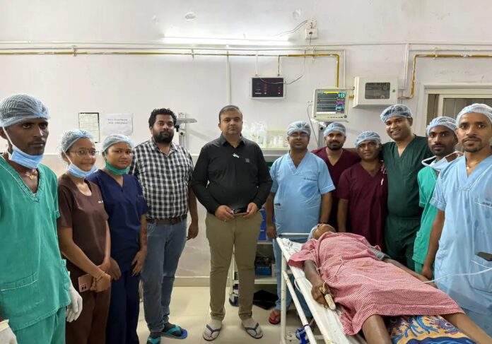 डॉक्टर के साथ मरीज।
