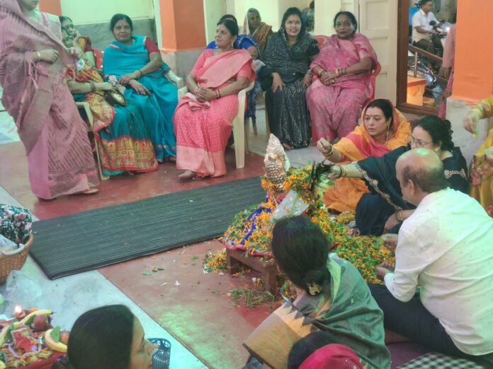 बांके बिहारी मंदिर में आयोजित कार्यक्रम में उपस्थित महिलाएं।
