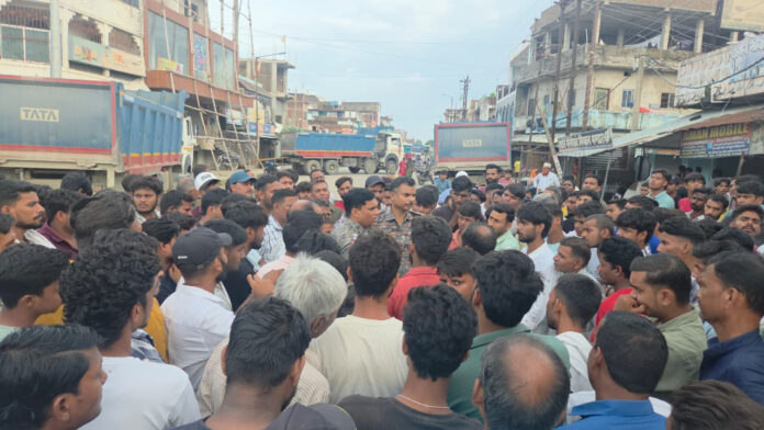 प्रदर्शनकारियों को समझाती पुलिस