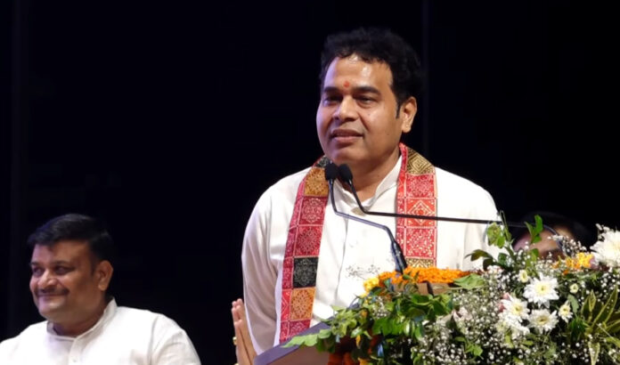 विधायक संबाेधित करते हुए