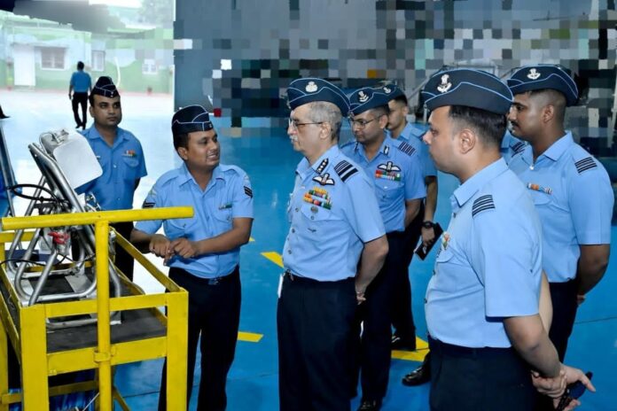 एयर मार्शल तरुण चौधरी ने वायु योद्धाओं के उच्च मनोबल और प्रतिबद्धता की सराहना करने का दृश्य