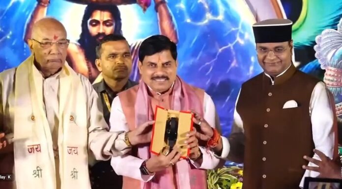 विक्रमादित्य वैदिक घड़ी-2.0 का वॉल वर्जन का लोकार्पण करते हुए मुख्यमंत्री डॉ. मोहन यादव