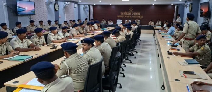 बैठक करते एसएसपी