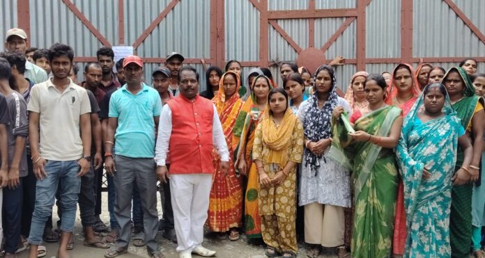अररिया फोटो:फैक्ट्री के बाहर मजदूर