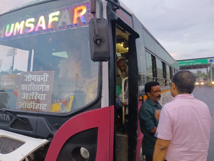 अररिया फोटो:डीटीओ बस में जानकारी लेते