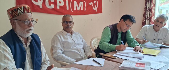 बैठक में चर्चा करते हुए माकपा कार्यकर्ता।