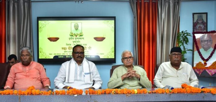 मंचासीन उप मुख्यमंत्री ब्रजेश पाठक व स्वान्त रंजन