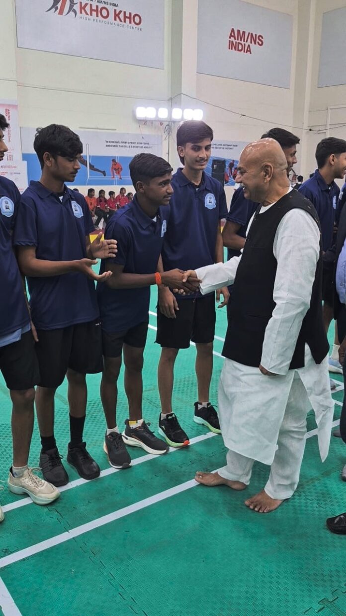 अतिथियों को परिचय देता नीतेश।