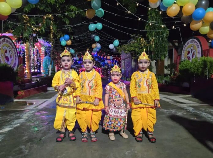 नन्हे मुन्हे बच्चे बने राधा कृष्ण
