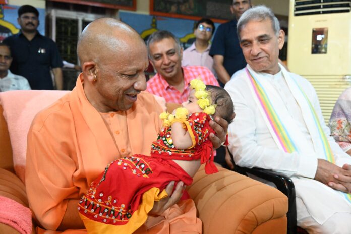 गोरखनाथ मंदिर में गूंजा ‘नंद घर आनंद भयो’ गोरक्षपीठाधीश्वर एवं मुख्यमंत्री योगी आदित्यनाथ ने मध्यरात्रि गर्भगृह में विधि-विधान से श्रीकृष्ण जन्मोत्सव मनाया और लड्डू गोपाल को पालने में झुलाकर आरती उतारी।