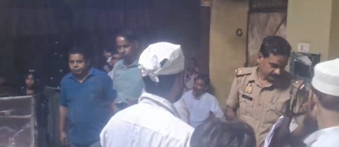 मृतक मोहम्मद हसन के घर के बाहर जुटे परिजन और मोहल्ले के लोग।