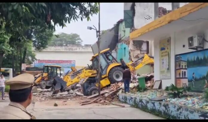 कार्रवाई करता बुलडोजर कार्रवाई करता बुलडोजर