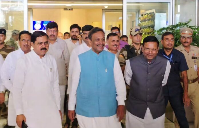 अमौसी एयरपोर्ट से बाहर निकलते भाजपा के प्रदेश प्रभारी विनोद तावड़े