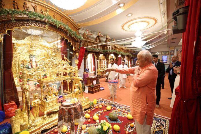 (फोटो) संघ प्रमुख ने लंदन के मंदिर में की पूजा-अर्चना लंदन के विल्सडेन स्थित श्री स्वामीनारायण मंदिर में शनिवार को पूजा-अर्चना करते राष्ट्रीय स्वयंसेवक संघ के सरसंघचालक डॉ. मोहन भागवत। संघ के शताब्दी वर्ष के अवसर पर आयोजित होने वाले कार्यक्रमों में
