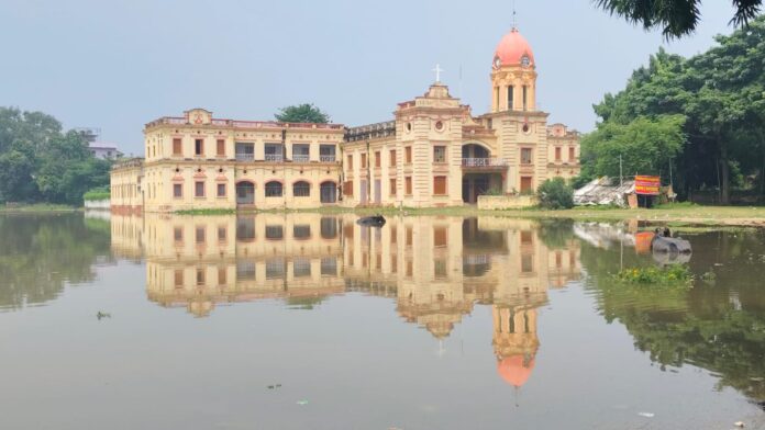 स्कूल परिसर में बाढ़ का पानी