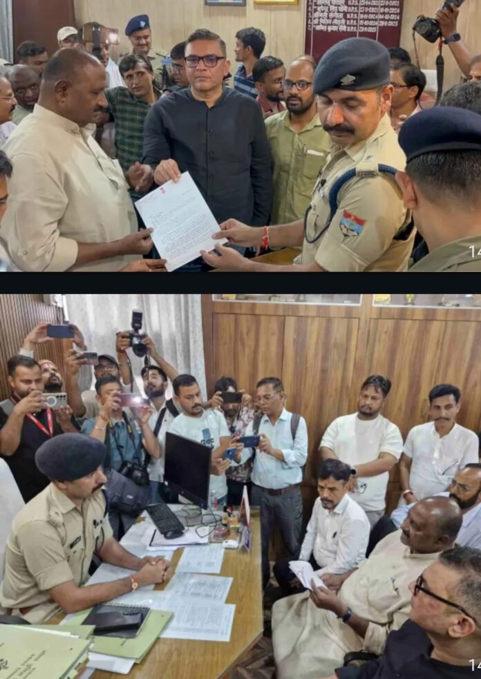 कांग्रेस नेता ज्ञापन सौंपते हुए।