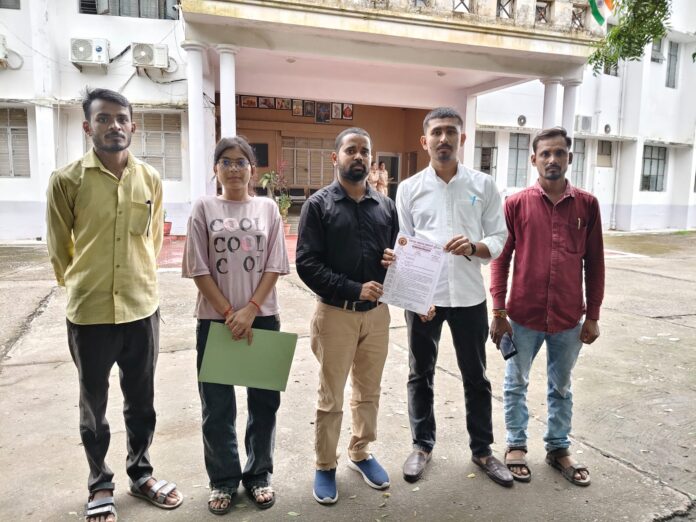ज्ञापन देने पहुंचे पंचायक सहायक