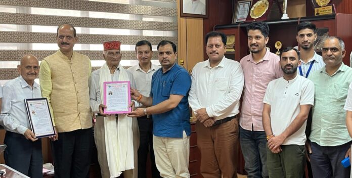 वरिष्ठ शिक्षाविदों को सम्मानित करते हुए कुलपति।