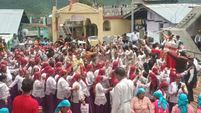 फोटो - 13-पुरोला के श्रीकोट में ध्याणी मिलन समारोह में प्रतिभाग करती ध्याणियां