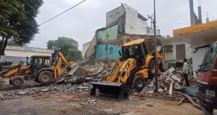 सहारनपुर कलेक्ट्रेट परिसर में अवैध मस्जिद पर ध्वस्तीकरण की कार्रवाई करते बुलडोजर