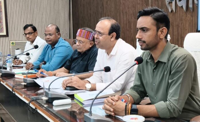 अधिकारियों को निर्देश देते डीएम