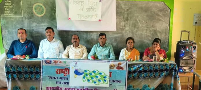 कार्यक्रम में उपस्थित अतिथिगण।