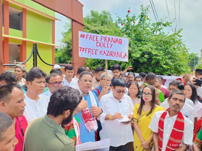 शनिवार को बोकाखात में आयोजित नागरिक विरोध सभा की तस्वीर।