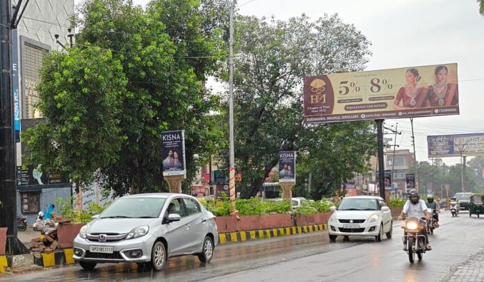रविवार को मुरादाबाद में बारिश के दौरान कांठ रोड पर गुजरते वाहन व लोग।