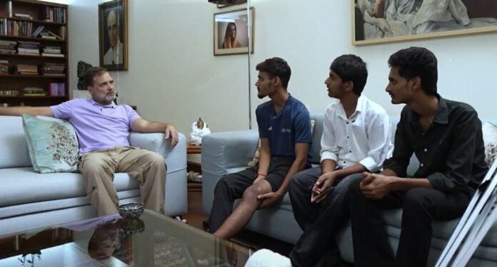 दिल्ली में अपने आवास पर बिहार के घायल छात्रों से मुलाकात करते लोकसभा में विपक्ष के नेता राहुल गांधी।