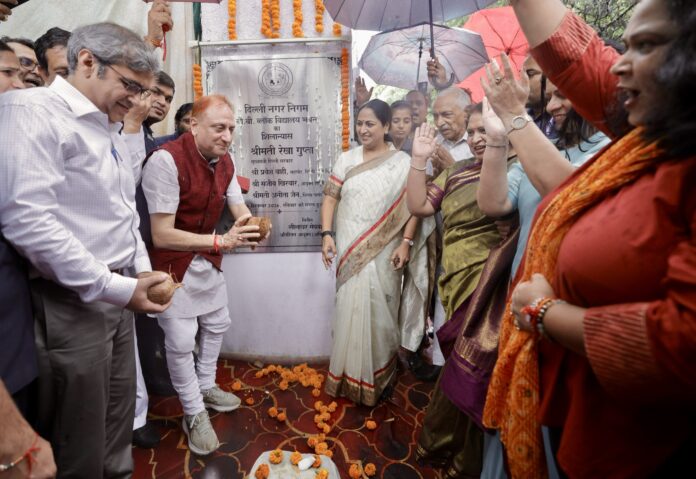 शालीमार बाग स्थित बीबी-ब्लॉक की स्कूल बिल्डिंग के निर्माण कार्य का उद्घाटन करती मुख्यमंत्री रेखा गुप्ता