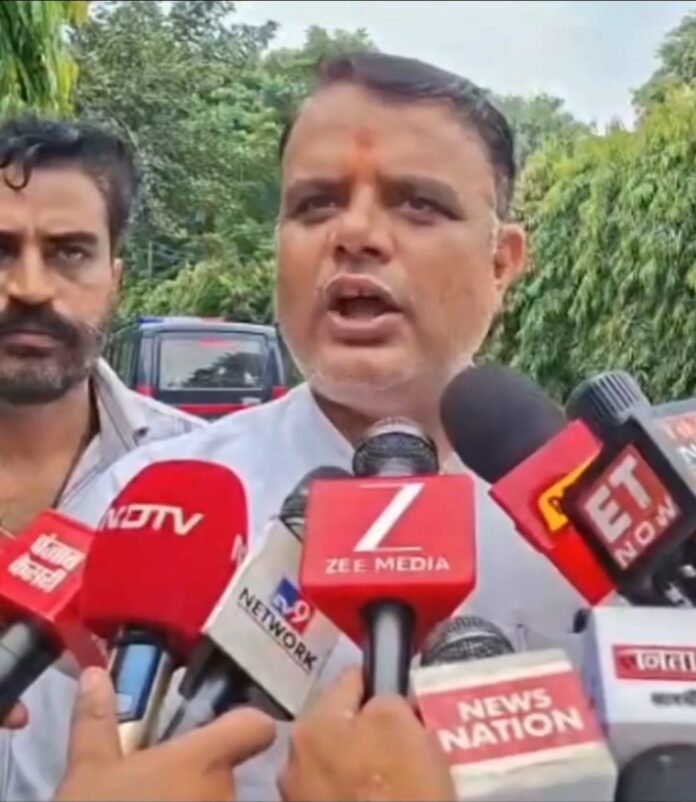 मीडिया से बात करते विकास त्यागी
