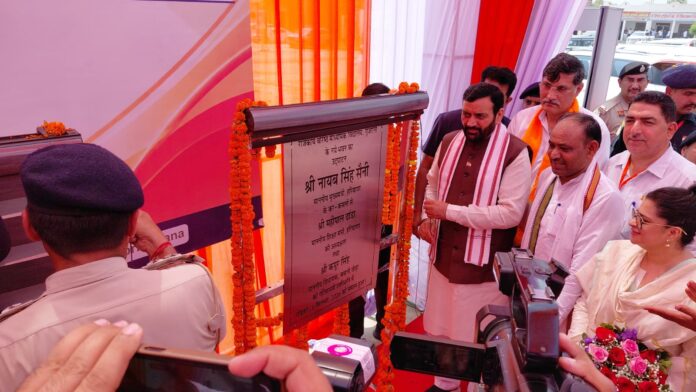 हरियाणा के मुख्यमंत्री नायब सैनी बवानी खेड़ा में विकास कार्याें की आधारशिला रखते हुए