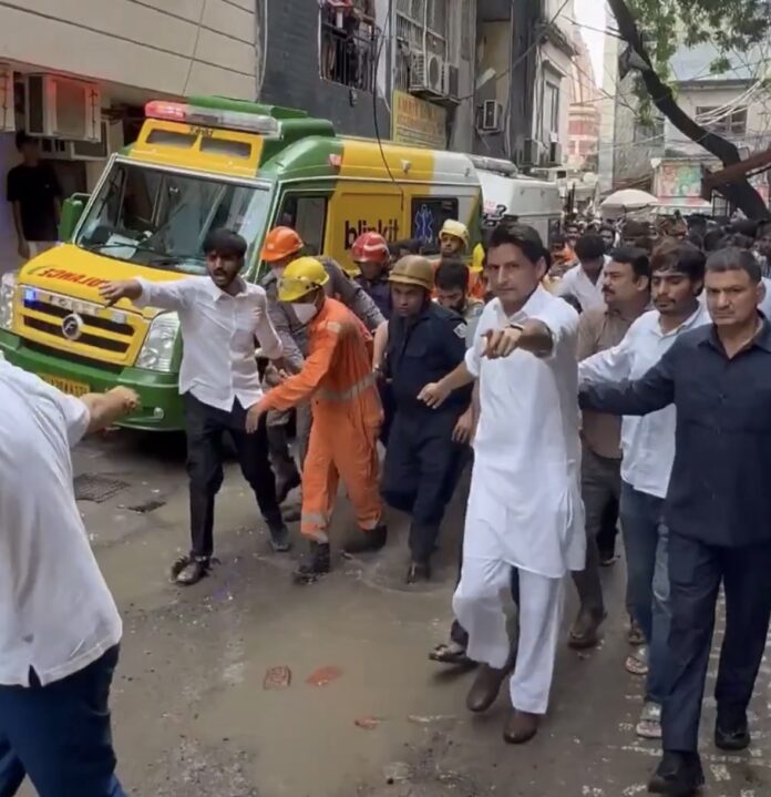 सत्य निकेतन में इमारत ढहने के बाद घटनास्थल पर पहुंचे कांग्रेस सांसद दीपेंद्र सिंह हुड्डा राहत एवं बचाव कार्य का जायजा लेते और सहयोग करते हुए।