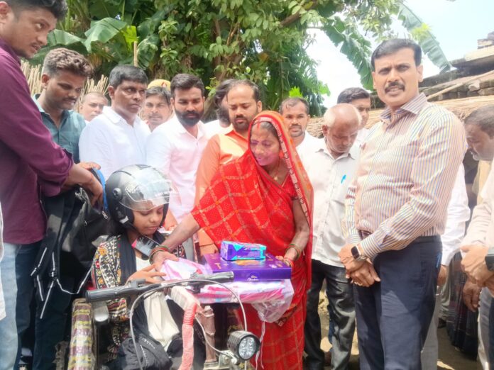 ज्योति को मदद देते डीएम