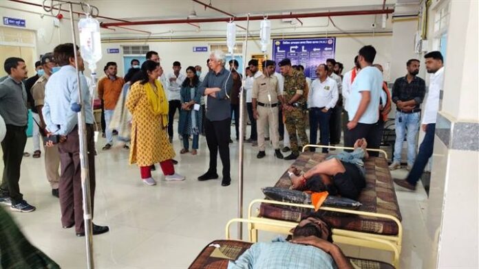 सांसद, विधायक, आबकारी आयुक्त ने सिविल अस्पताल पहुंचकर मरीजों का जाना हालचाल