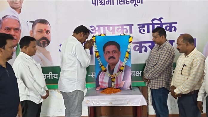 कांग्रेस भवन में शोक सभा, कांग्रेस जिलाध्यक्ष सह विधायक सोनाराम सिंकु श्रद्धांजलि अर्पित करते