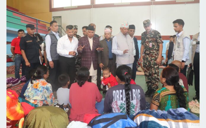 राष्ट्रपति द्वारा बाढ़ पीड़ितों से बातचीत