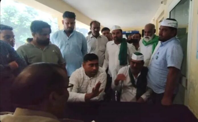 वन विभाग के रेंजर कार्यालय में पहुंचे किसान यूनियन के लोग
