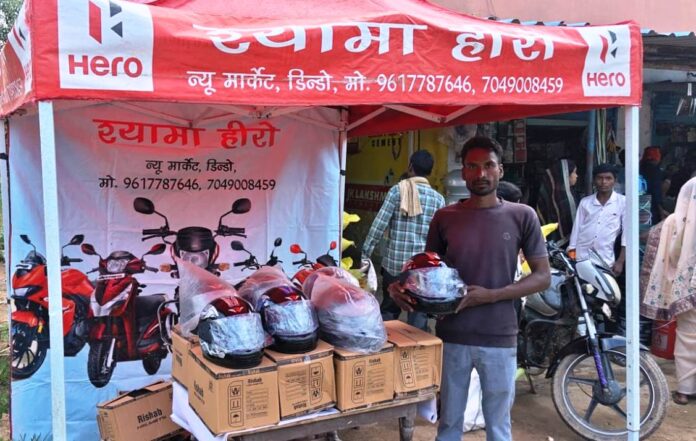 हेलमेट खरीदते वाहन चालक हेलमेट खरीदते वाहन चालक
