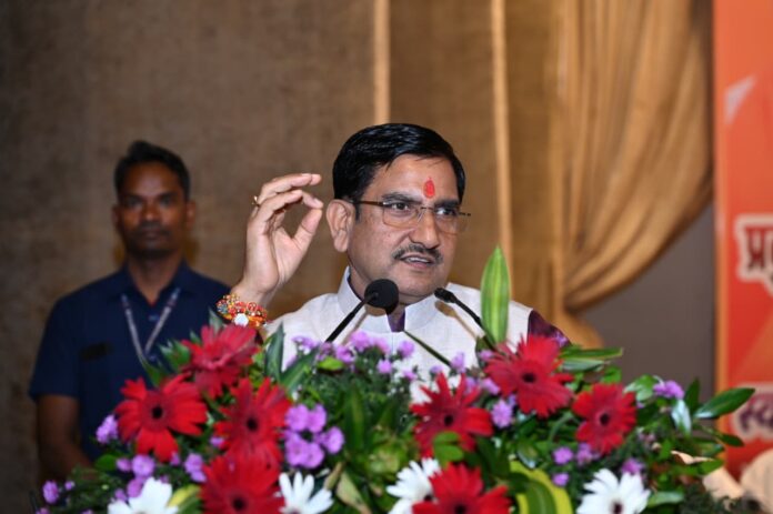 भाजपा ओबीसी मोर्चा की संभागीय बैठक में केंद्रीय राज्यमंत्री तोखन साहू सम्बोधित करते