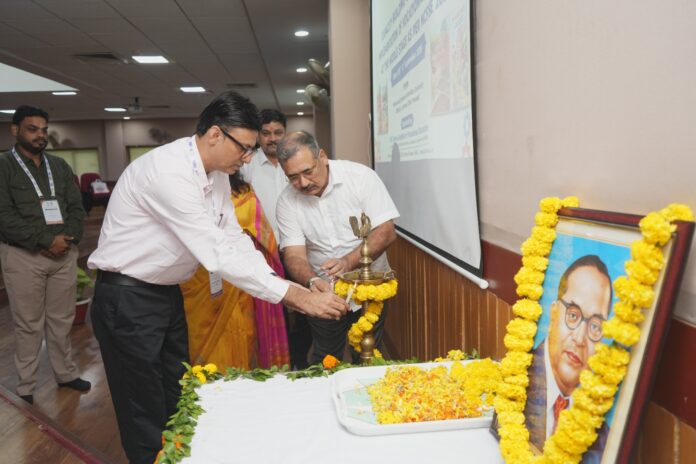 कार्यक्रम का शुभारंभ करते हुए।