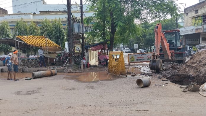 विंध्यवासिनी मंदिर के पास मुख्य राइजिंग पाइपलाइन में लीकेज की मरम्मत में जुटी नगर निगम की टीम।
