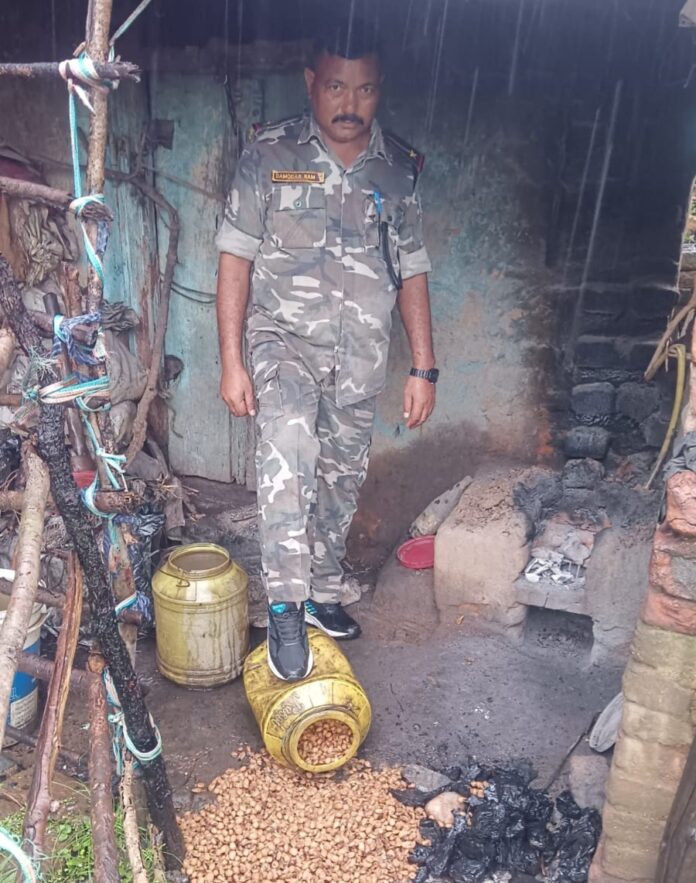 महुआ नष्ट करती पुलिस
