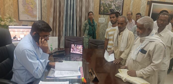 जनसुनवाई के दौरान फरियादियों की समस्याएं सुनते जिलाधिकारी दीपक मीणा। डीएम ने संबंधित अधिकारियों को शिकायतों के त्वरित और समयबद्ध निस्तारण के निर्देश दिए।
