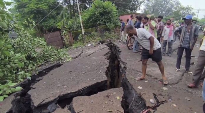 भू धसान को निहारता युवक