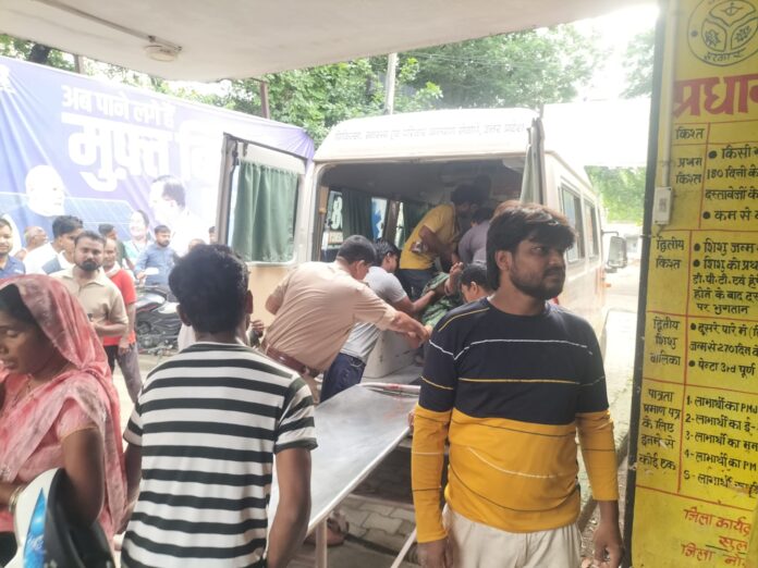घायलों को अस्पताल मे ले जाते हुए
