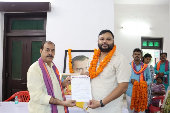 अपना दल कमेरावदी पार्टी के प्रदेश अध्यक्ष युवा मंच की जिम्मेदारी के साथ कुंवर अभिजय पटेल को पत्र देते हुए