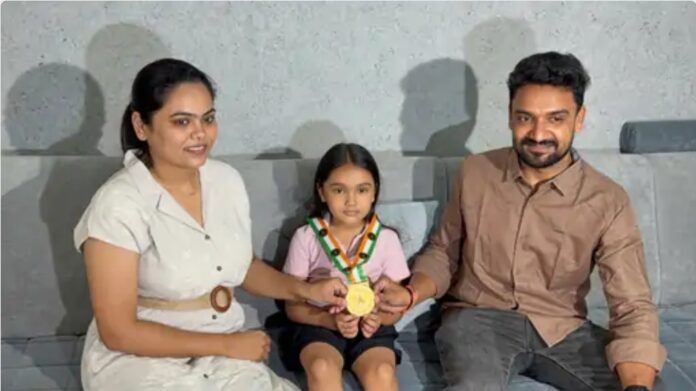 नीरव कतारिया माता-पिता और प्राप्त मेडल के साथ