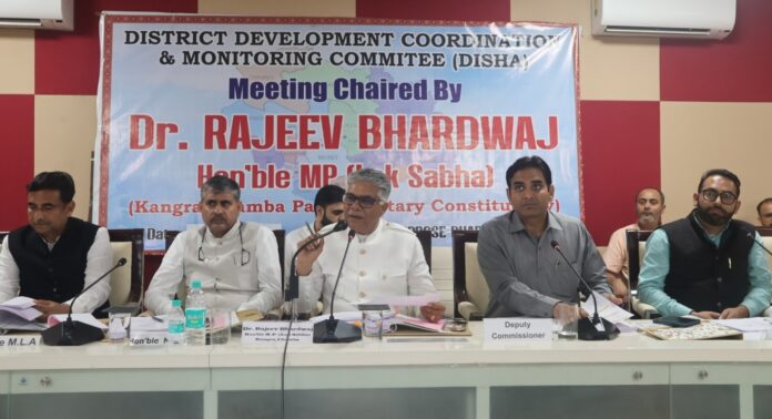 दिशा बैठक की अध्यक्षता करते हुए सांसद डॉ राजीव भारद्वाज।