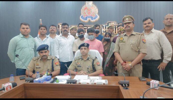 घटना का खुलासा करते पुलिस अधिकारी